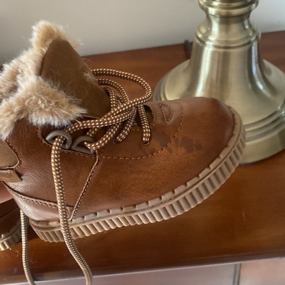 Oshkosh toddler boots size 6 - Picture 4 of 5